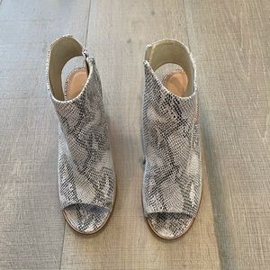 Open toe animal print shoe